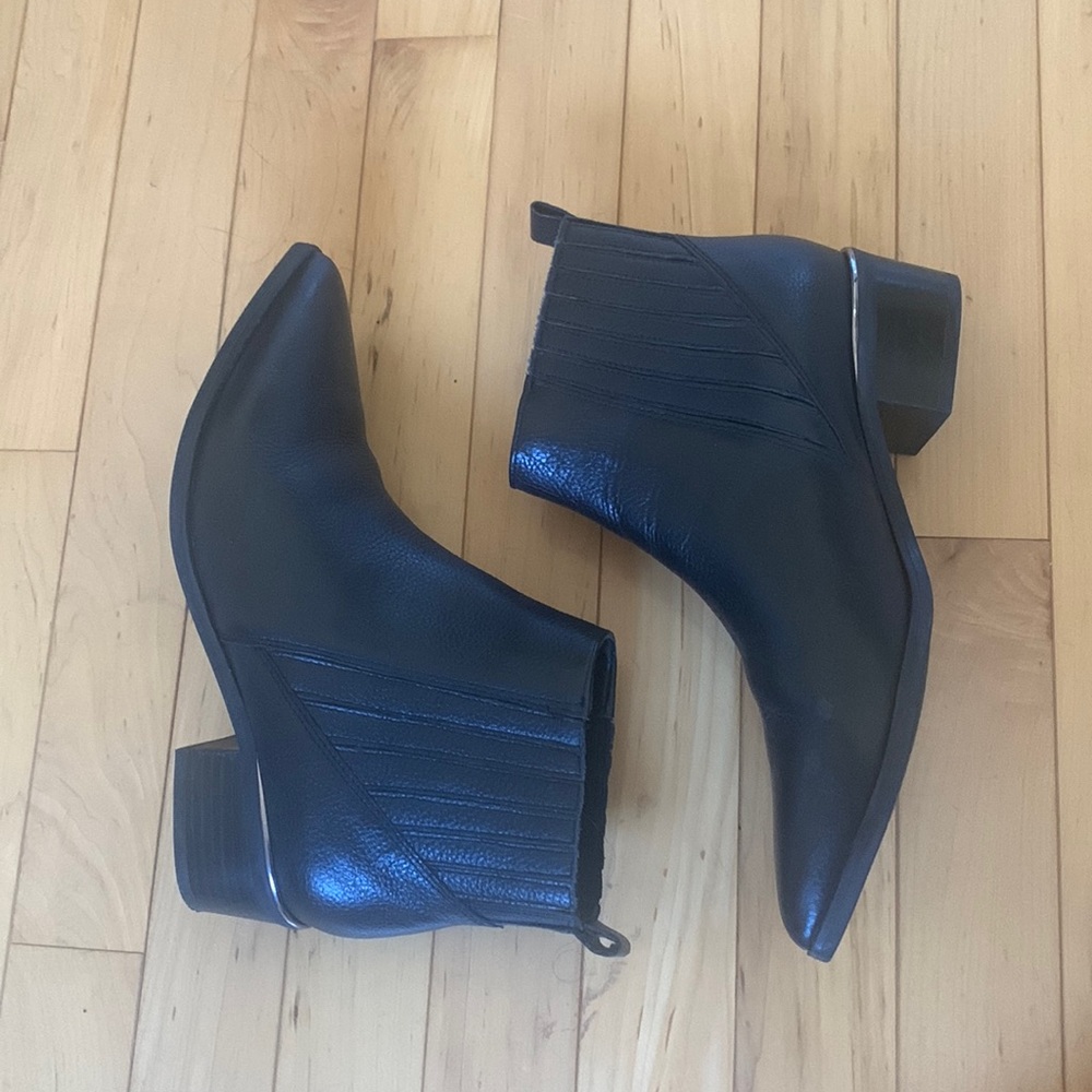 Black leather Chelsea boot